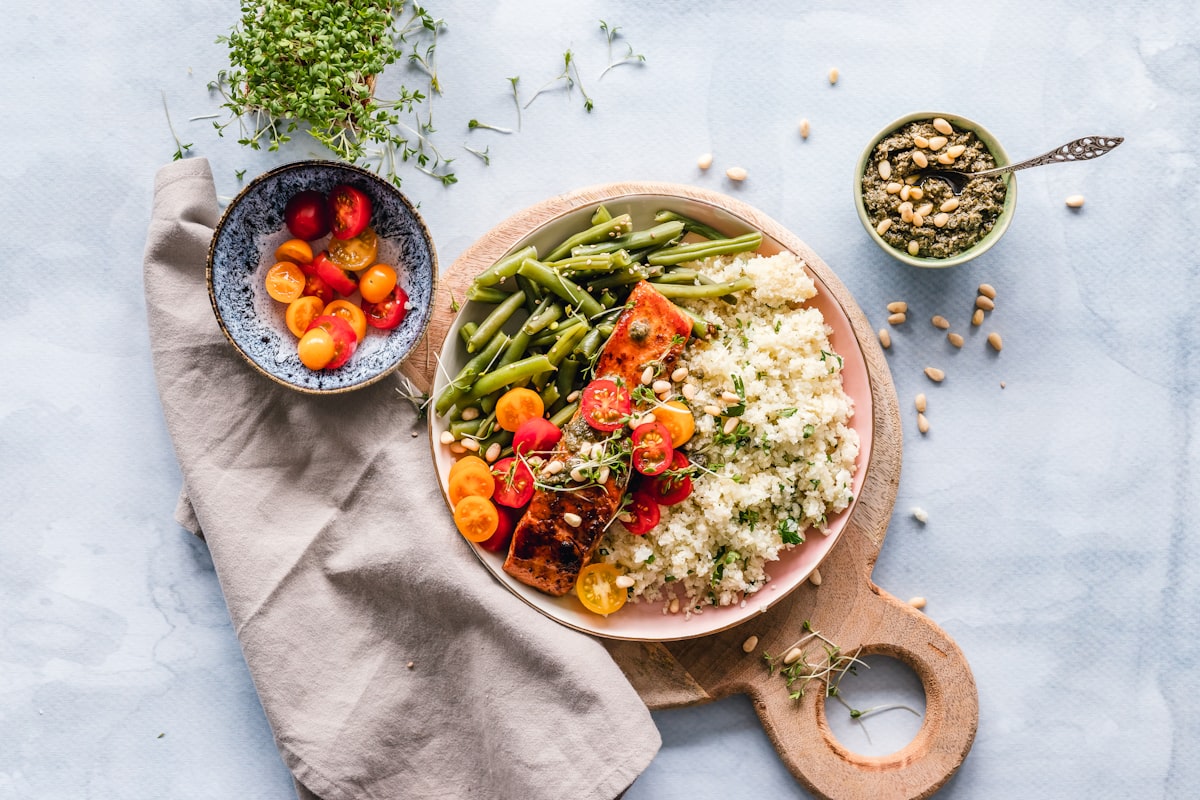 Piatti salutari equilibrati con proteine, verdure e cereali integrali